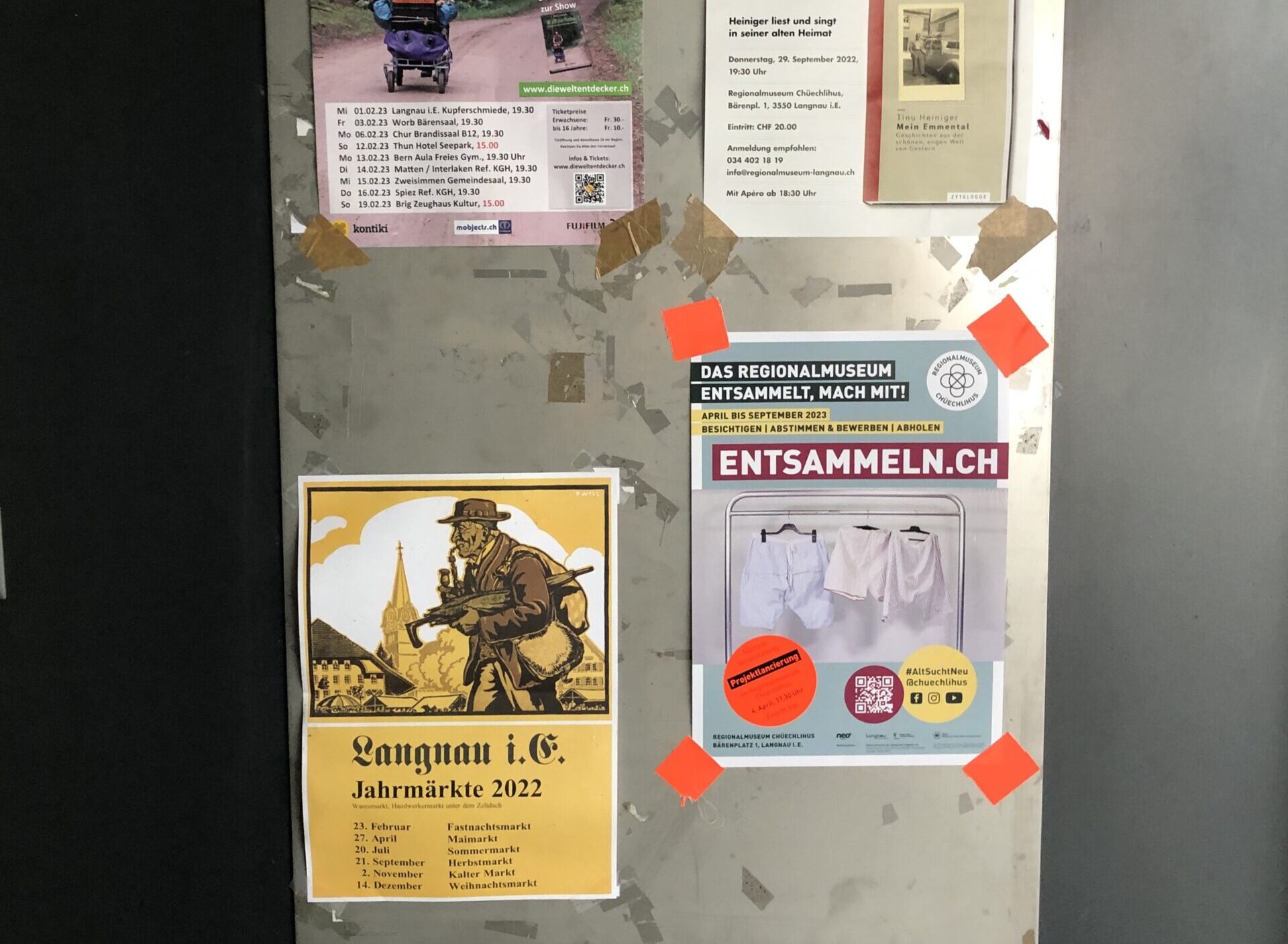 Plakatwand in Langnau mit #AltSuchtNeu